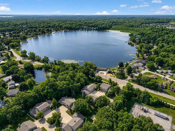 2nd image of 30 Pine Tree Ridge Dr Unit 2