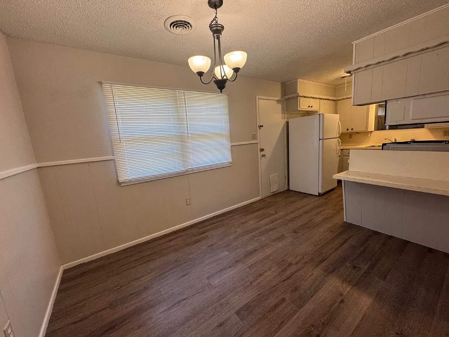2 bed, 1.5 bath, 1165 sqft, $1,095 — Photo 4