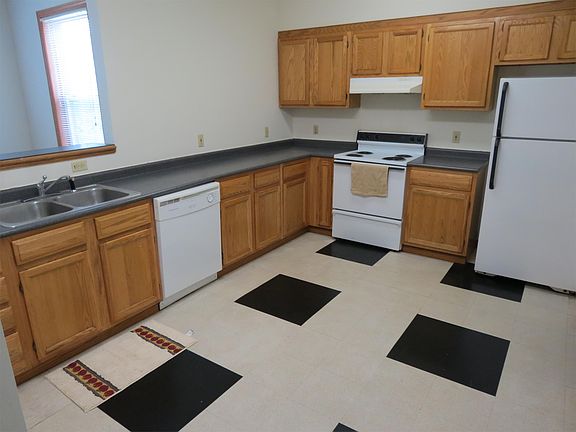 3rd image of 606 1/2 W Elm St #2