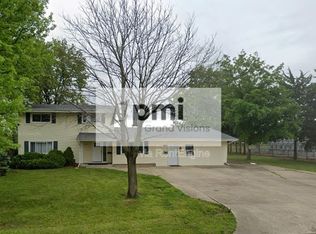 2151 11th St APT B, Charleston, IL 61920