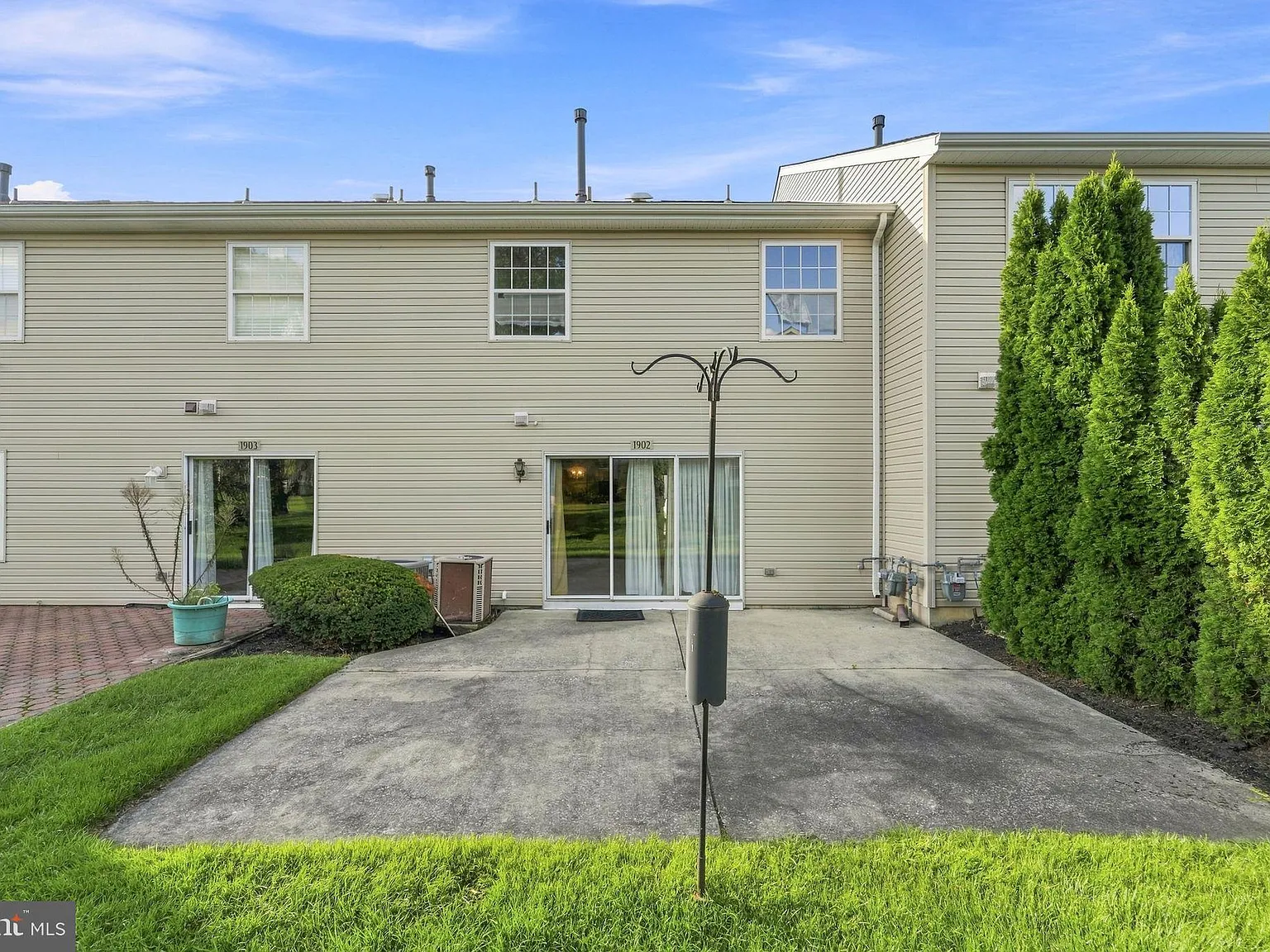 3 bed, 2.5 bath, 1572 sqft, $2,800 — Photo 3