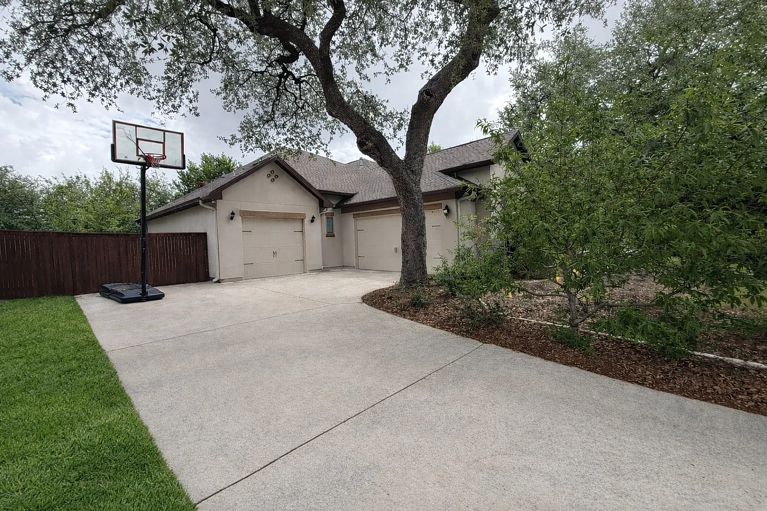 4 bed, 3267 sqft, $4,600 — Photo 2