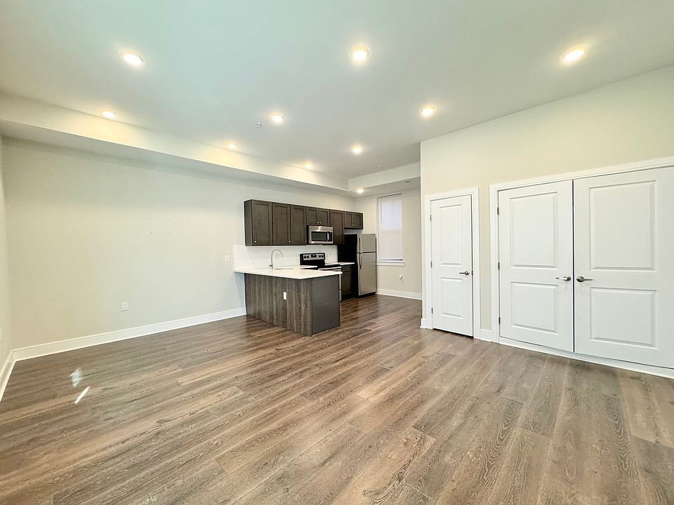 Living room/kitchen/entry