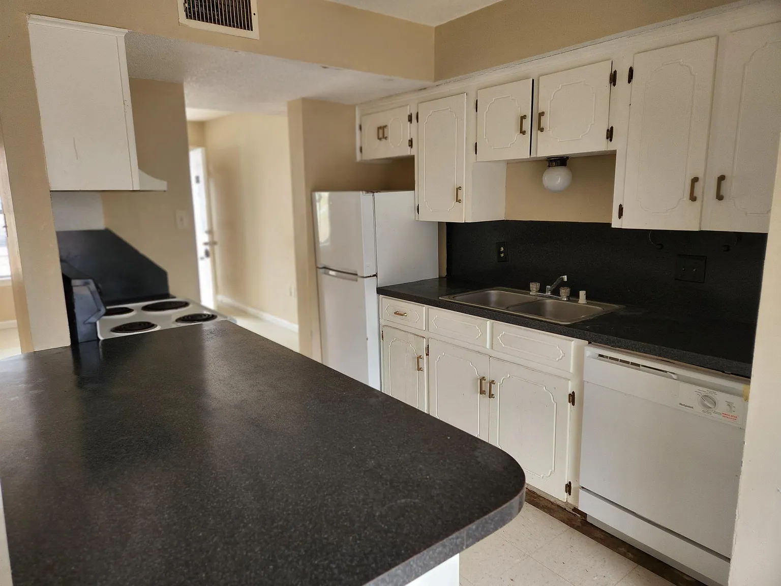 2 bed, 1.5 bath, 900 sqft, $795 — Photo 3