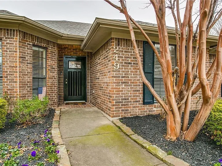 249 Simmons Dr — Photo 4