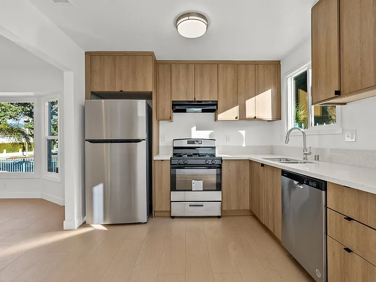 6661 Beck Ave — Photo 7