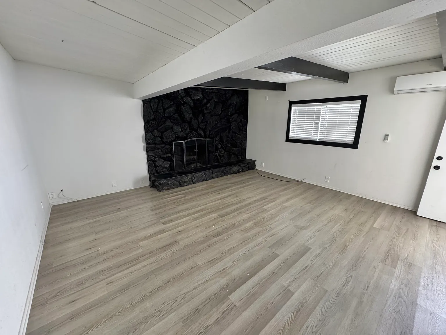 1 bed, 900 sqft, $2,100 — Photo 3