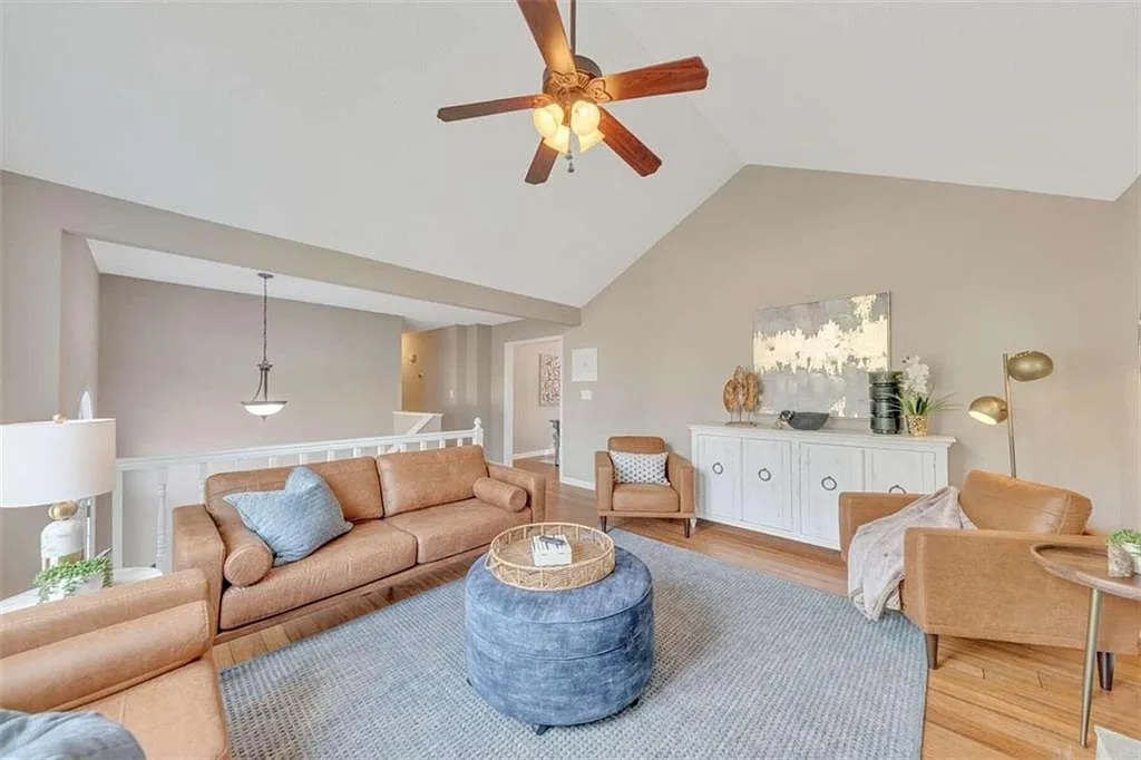 4 bed, 2.0 bath, 2200 sqft, $4,995 — Photo 2