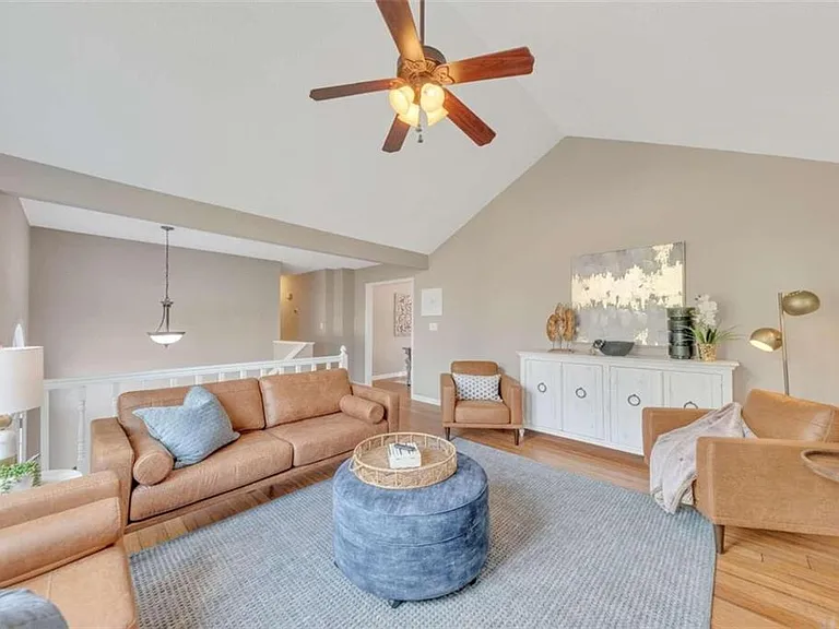 56 Brentwood Dr — Photo 2