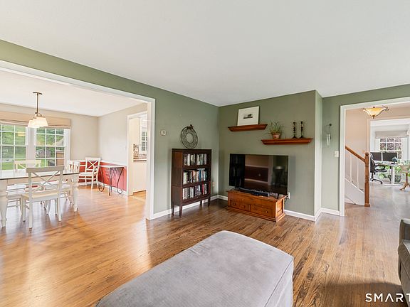 4th image of 27 South Pond Circle