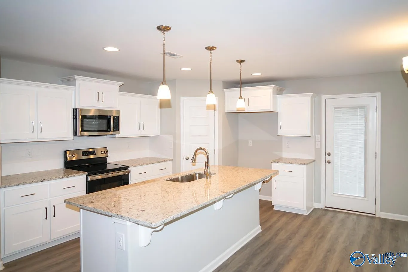 4 bed, 2.5 bath, 2377 sqft, $2,100 — Photo 3