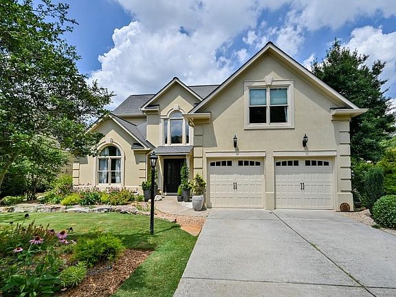 2nd image of 300 Fairbrook Cir NE