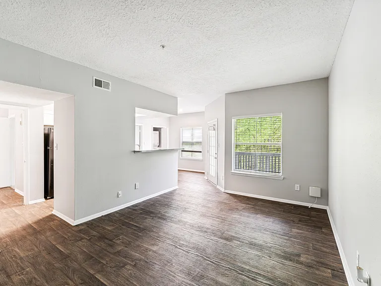 Waterford Creek Apartments — Photo 11