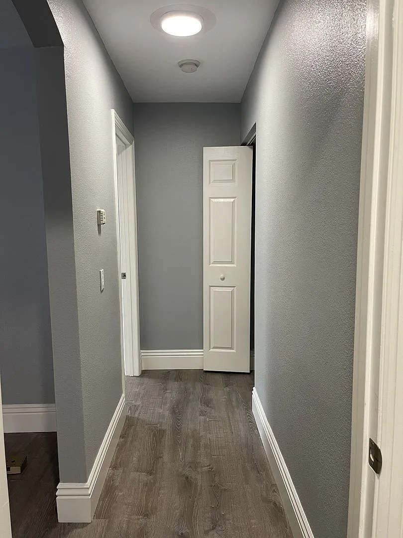 Luxury upstairs, AC/Heat, W/D, upgraded, new paint, New Floor — Photo 4