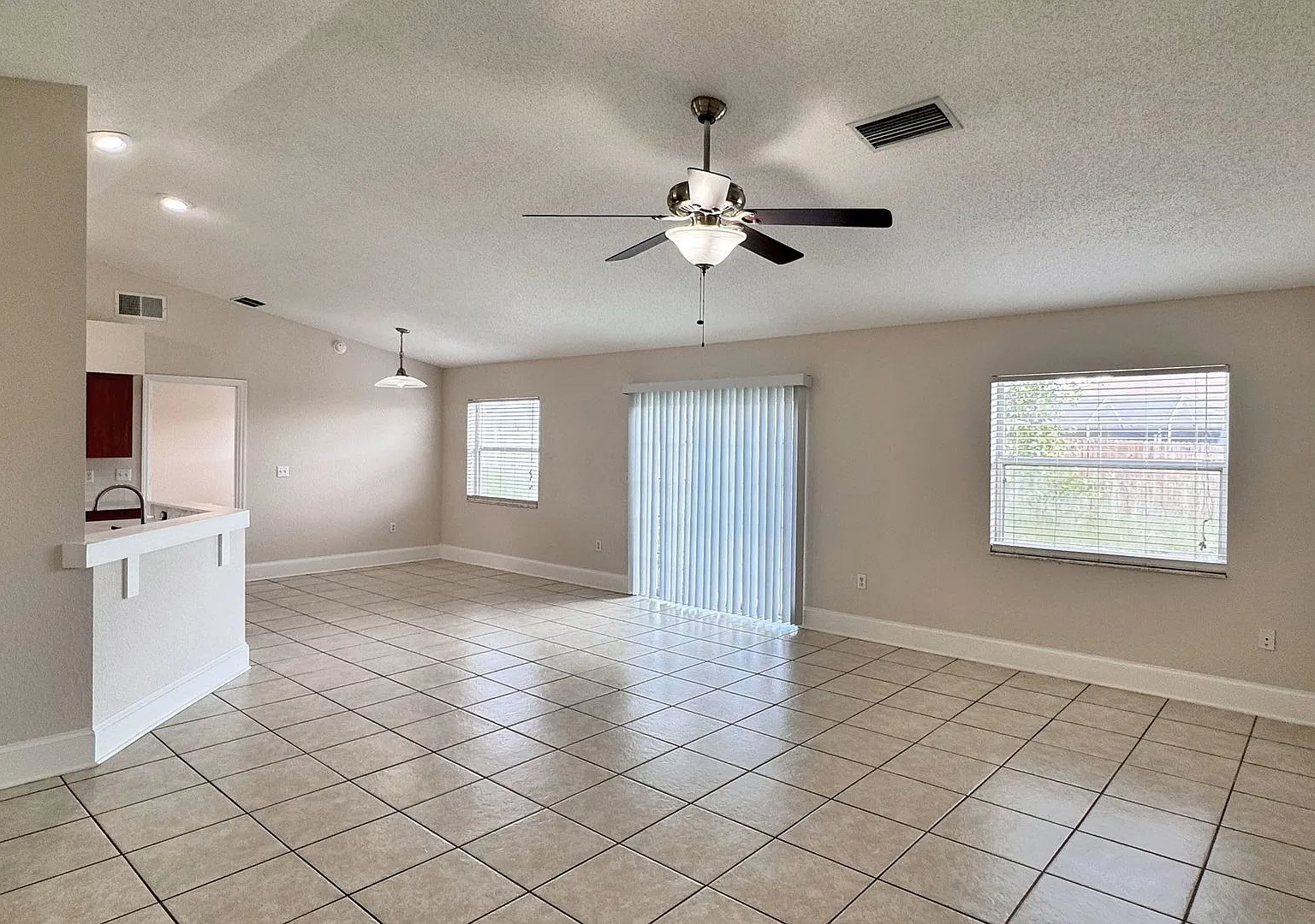 Spacious Three-Bedroom Home in Winter Haven — Photo 4