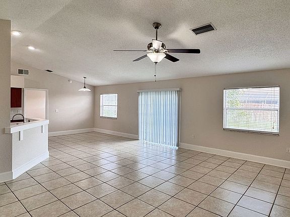 4th image of 332 Cloverdale Rd