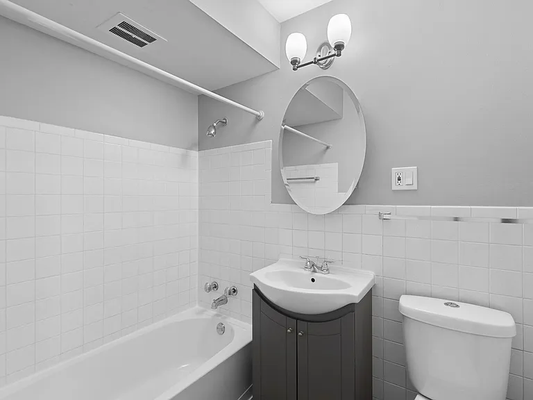 Renovated apartment with pool and parking — Photo 18