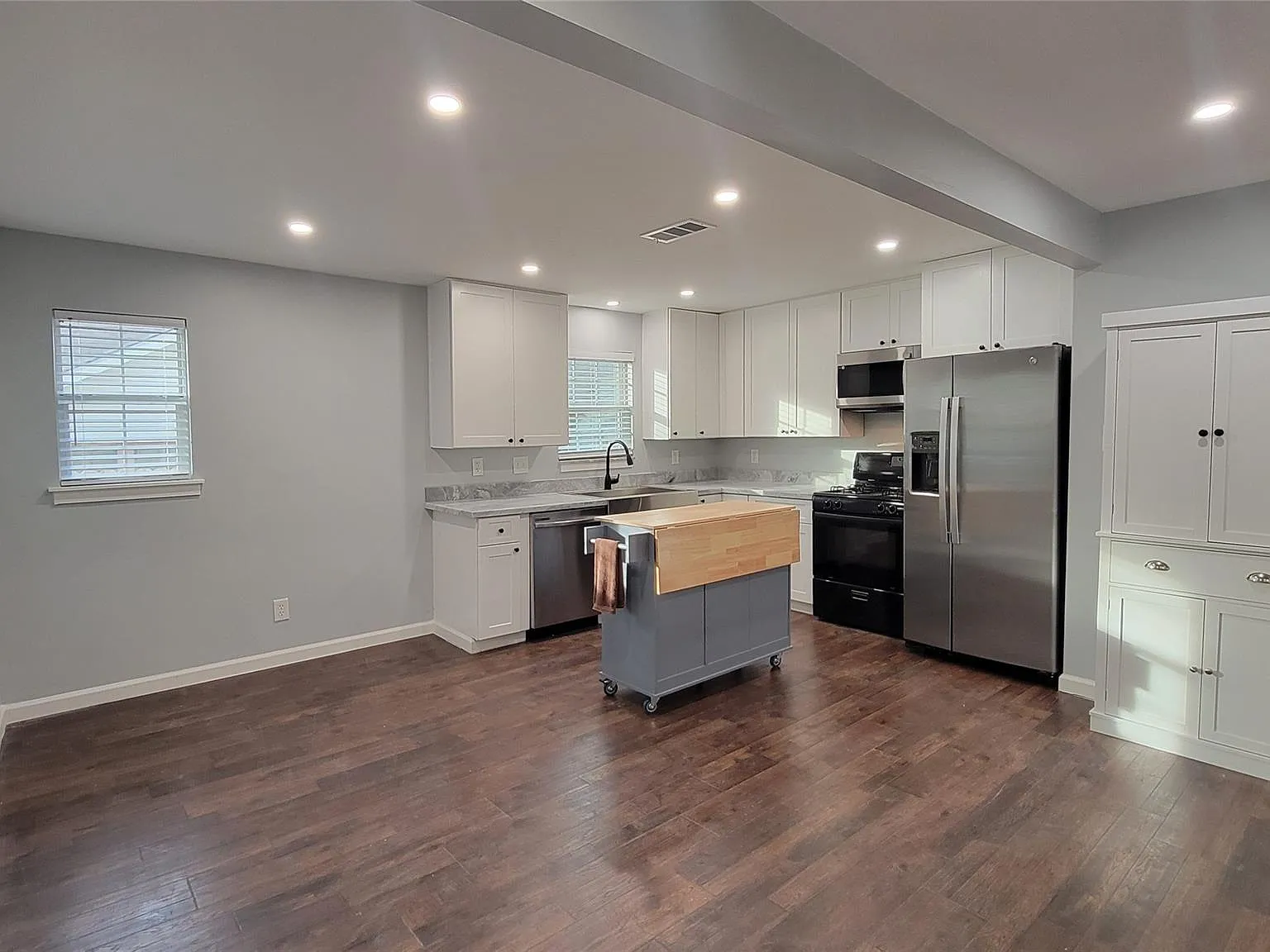 2 bed, 1.0 bath, 952 sqft, $1,650 — Photo 2