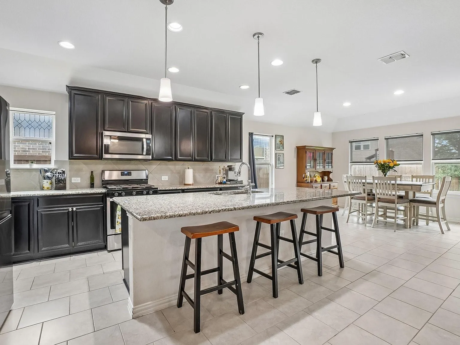 5 bed, 2.5 bath, 2587 sqft, $3,200 — Photo 4