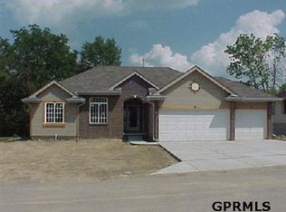 19617 Ridgeway Dr, Plattsmouth, NE 68048