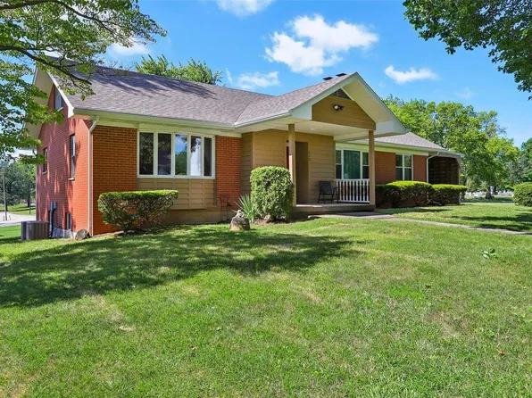 620 Clover Dr, Lebanon, IL 62254