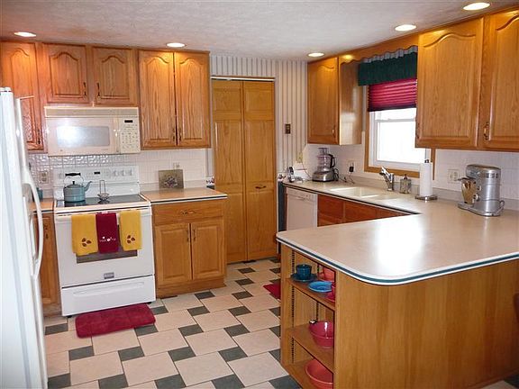 4th image of 370 Woodlawn Dr