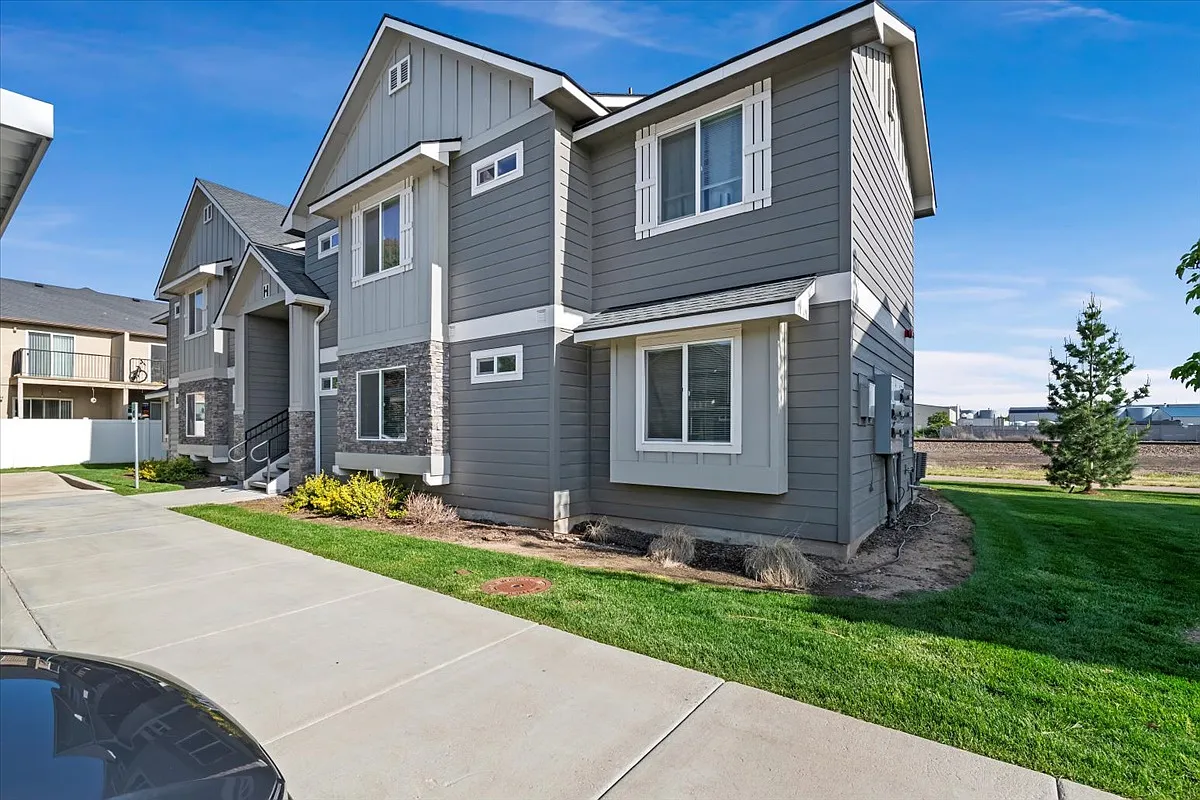 WhistleStop Apartments — Photo 4