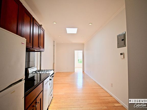 3rd image of 289 21st St APT 3R