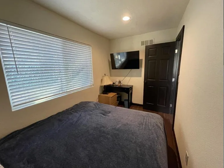 12802 Woodley Ave — Photo 6