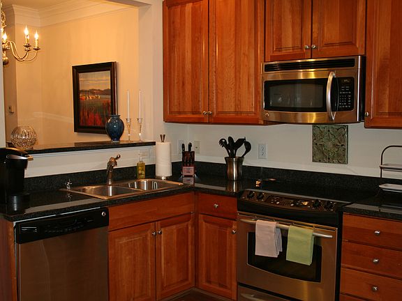 4th image of 721 Holly St