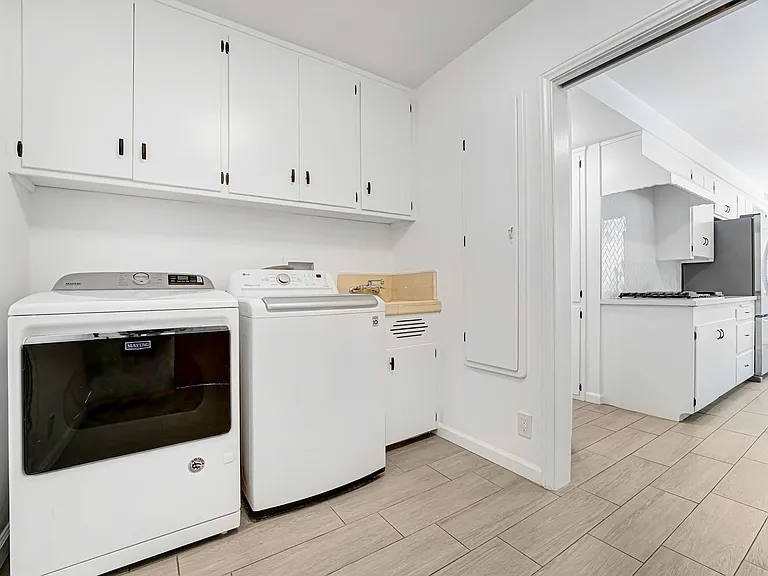 555 Amalfi Dr — Photo 22