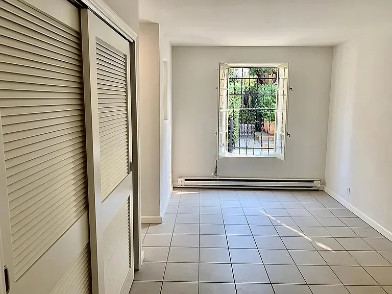 1334 N Laurel Ave — Photo 8