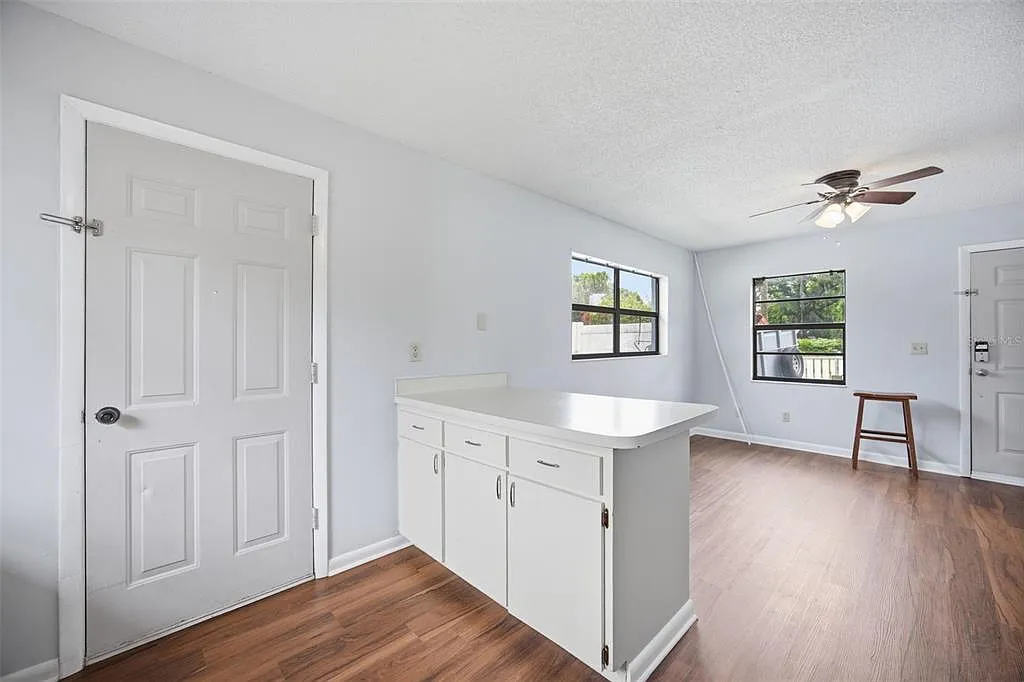 2 bed, 1.0 bath, 720 sqft, $1,900 — Photo 4