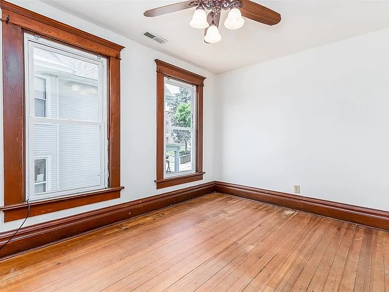 910 University Ave — Photo 30