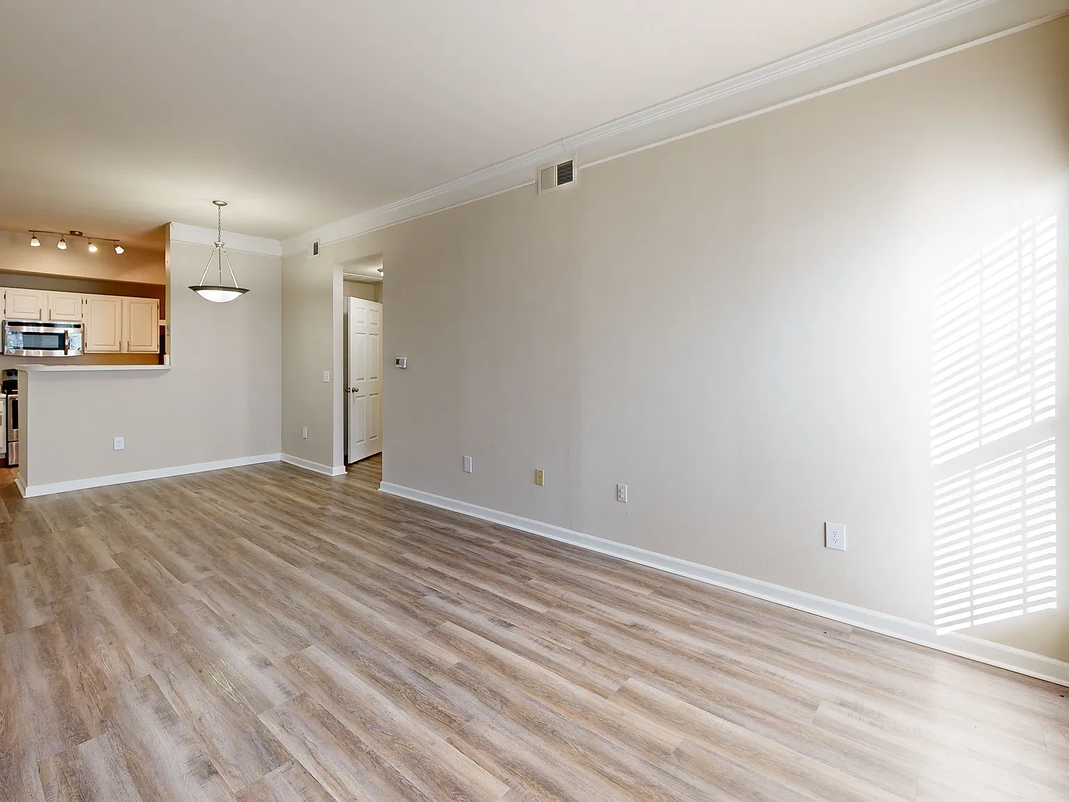 1 bed, 1.5 bath, 845 sqft, $1,565 — Photo 3