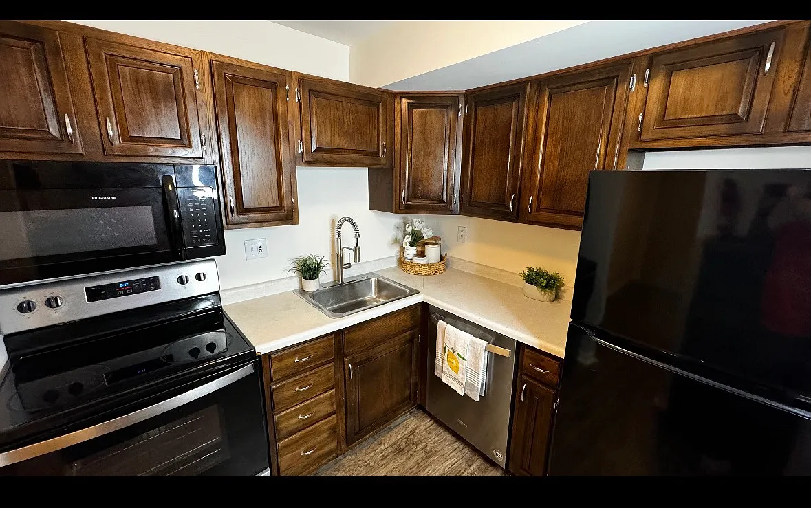 2 bed, 1.5 bath, 894 sqft, $1,325 — Photo 3