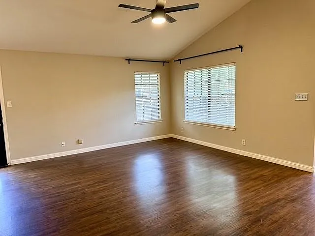 1920 White Oak Cir — Photo 6