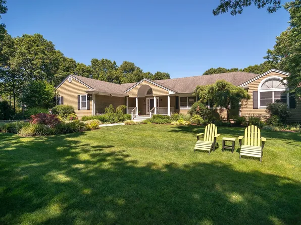 10 Old Fields Ln, Quogue, NY 11959