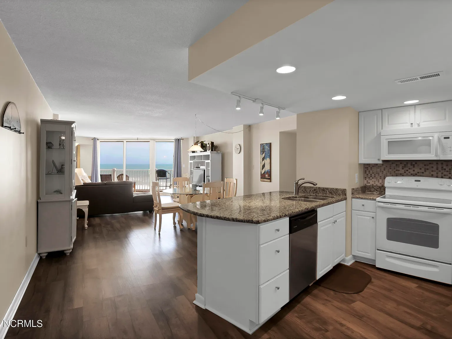 3 bed, 2.0 bath, 1169 sqft, $2,100 — Photo 2