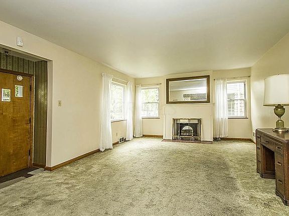 3rd image of 909 Montrose Ave