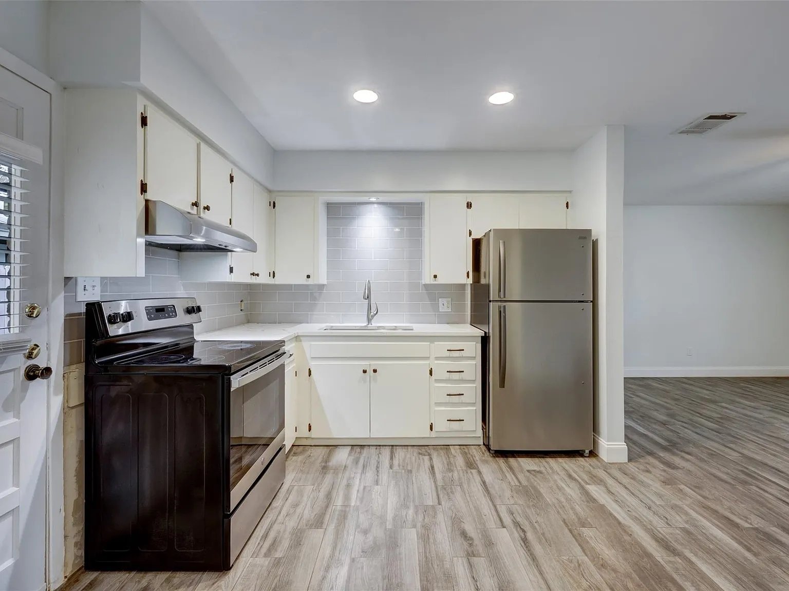 2 bed, 1.0 bath, 900 sqft, $1,700 — Photo 2