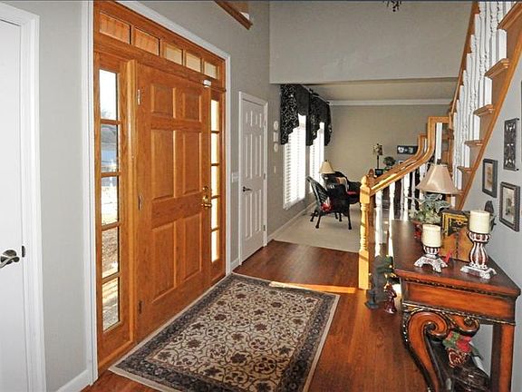 3rd image of 35 Aspen Woods Dr