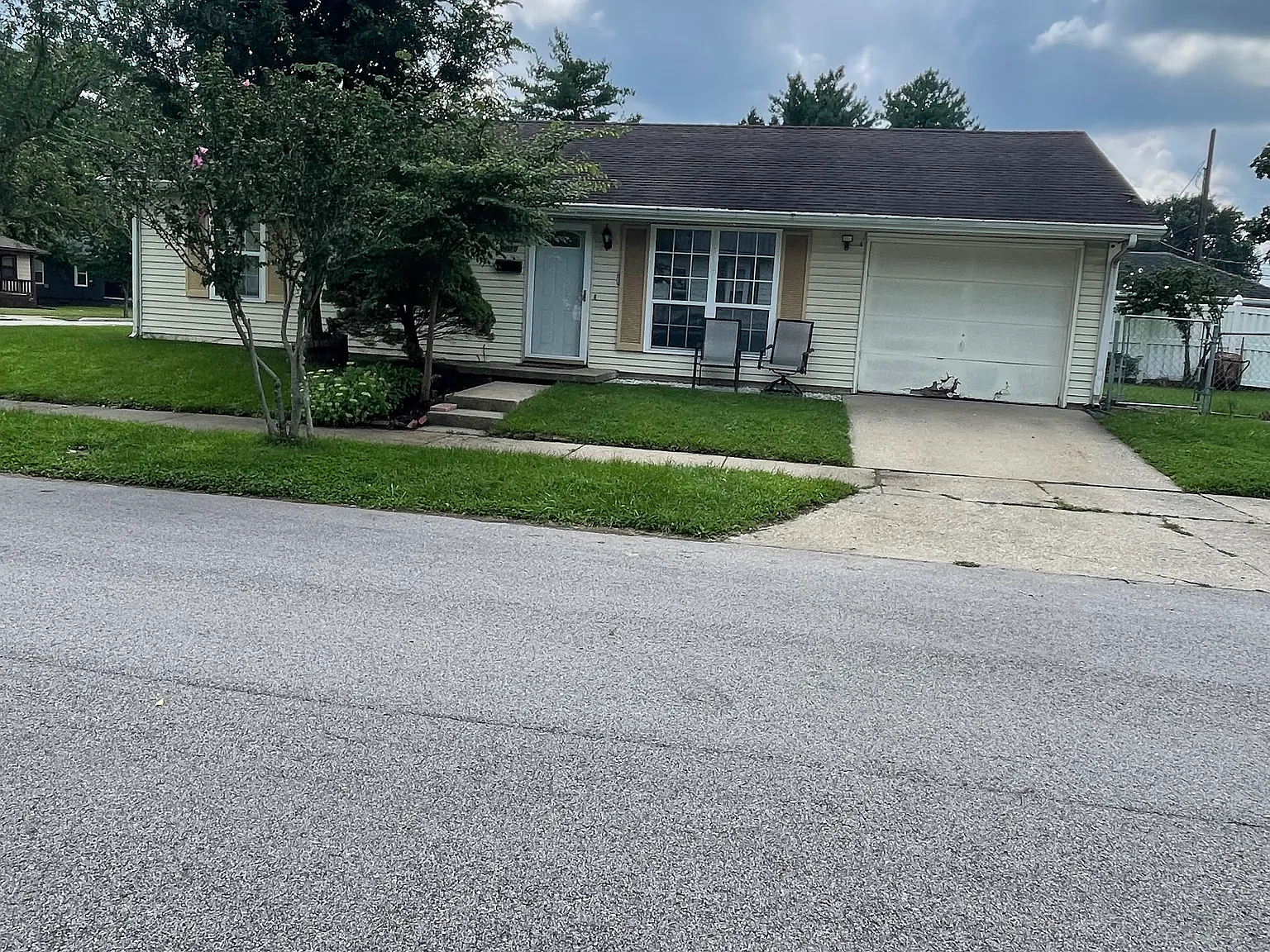 3 bed, 1.5 bath, 936 sqft, $1,400 — Photo 1