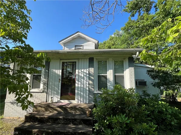 1127 Hillcrest Rd, Wellsville, OH 43968