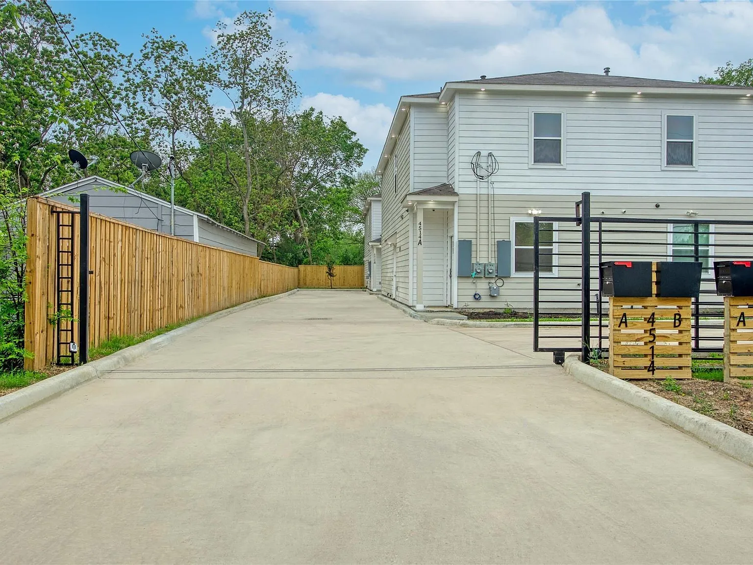4 bed, 2.5 bath, 3400 sqft, $2,095 — Photo 1
