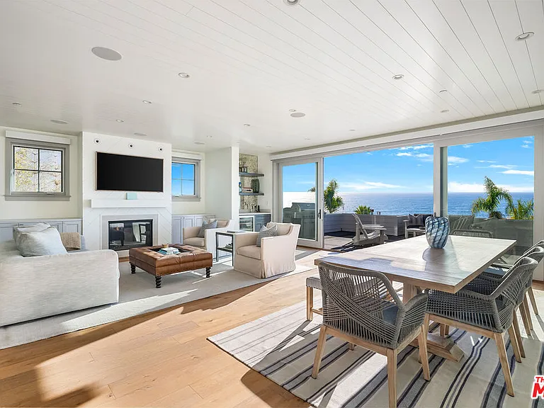 703 Bayview Dr — Photo 1