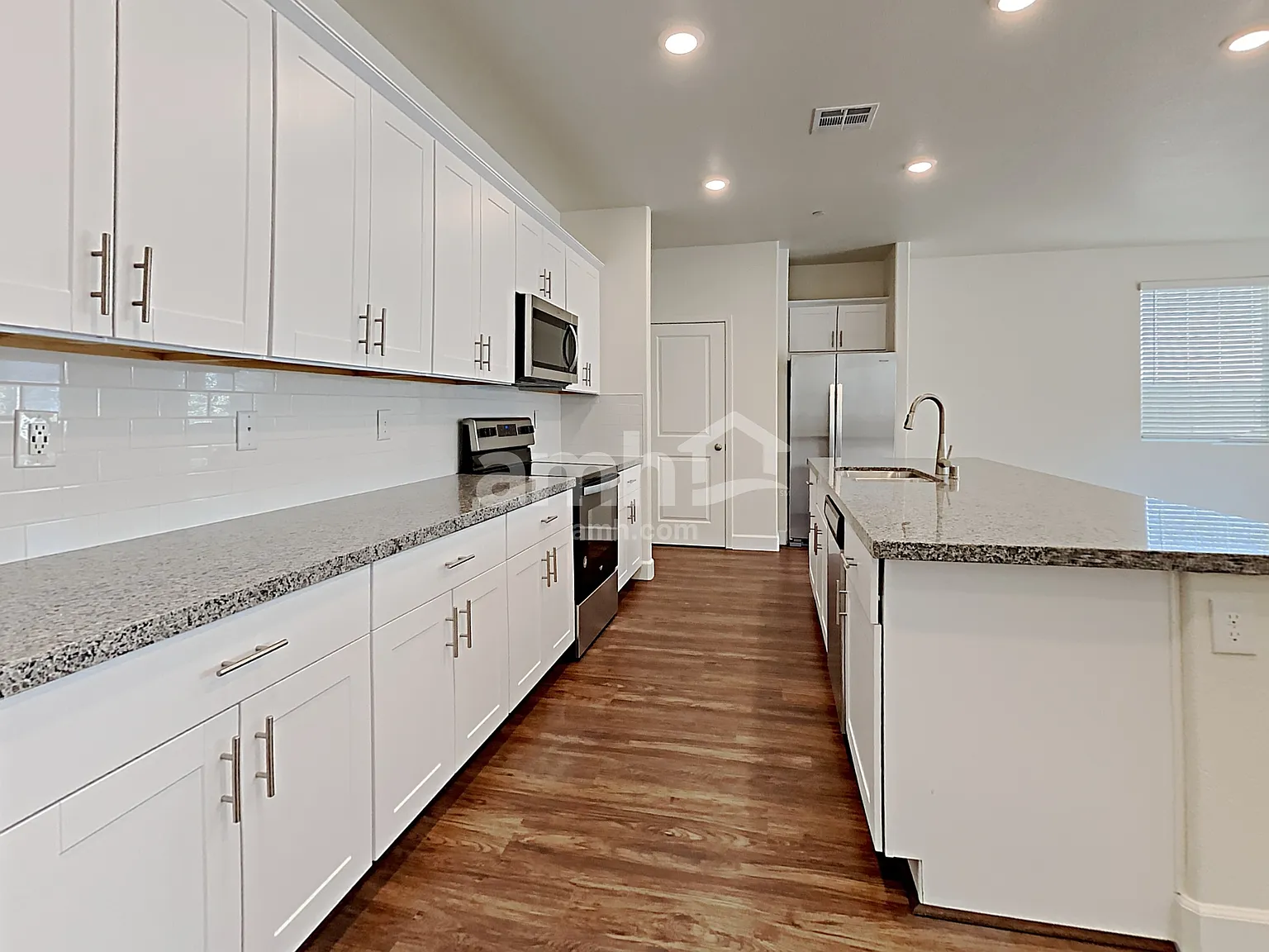 3 bed, 2.5 bath, 2041 sqft, $2,460 — Photo 4
