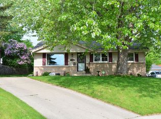 W145N8425 Lucerne Dr, Menomonee Falls, WI 53051