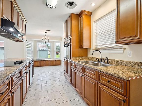 3rd image of 502 Giacomo St