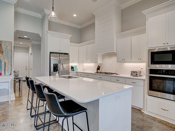 3rd image of 336 Driftwood Ln